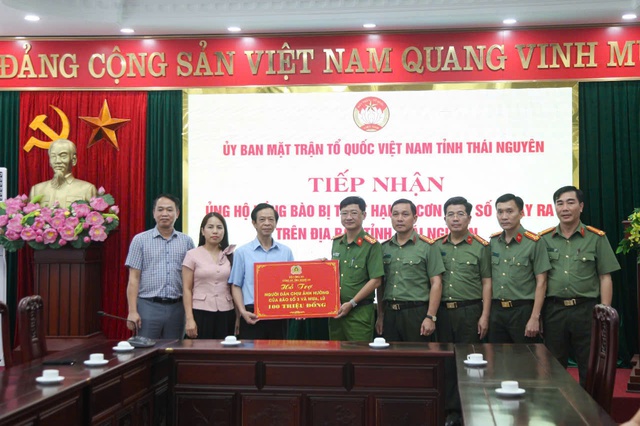 Công an tỉnh Nghệ An hỗ trợ người dân tỉnh Thái Nguyên khắc phục hậu quả cơn bão số 3.