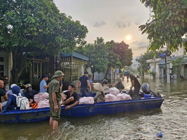 Hàng nghìn suất cơm 0 đồng được gửi tới nơi bà con đang bị ngập lụt tại Hà Nam- Ảnh 2.