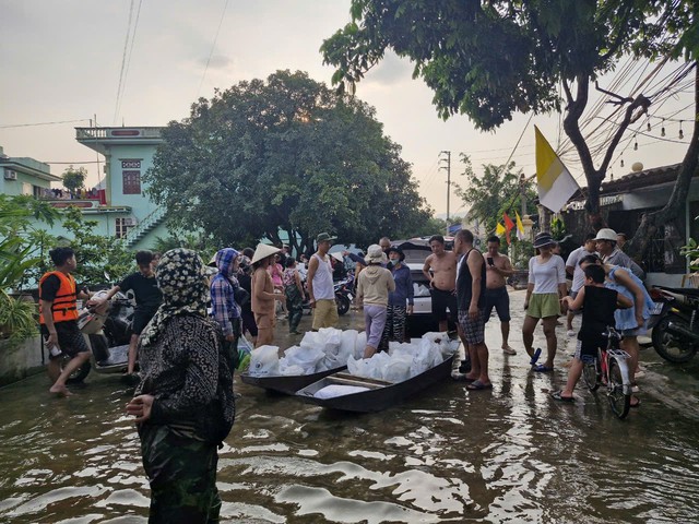 Hàng nghìn suất cơm 0 đồng được gửi tới nơi bà con đang bị ngập lụt tại Hà Nam- Ảnh 4.