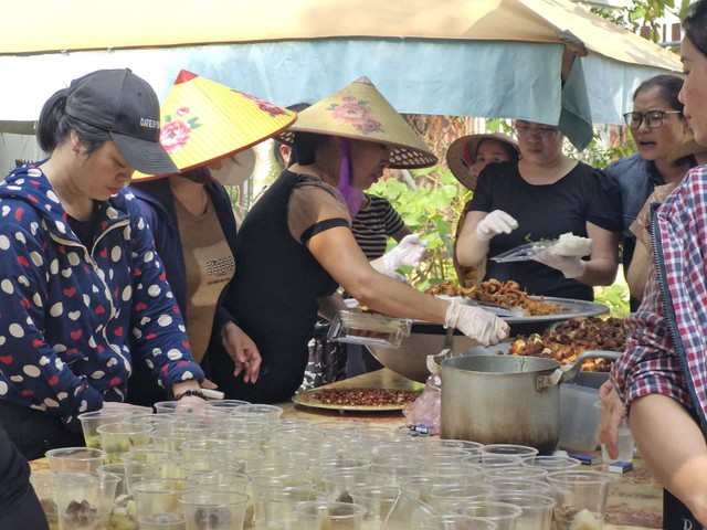 Hàng nghìn suất cơm 0 đồng được gửi tới nơi bà con đang bị ngập lụt tại Hà Nam- Ảnh 8.