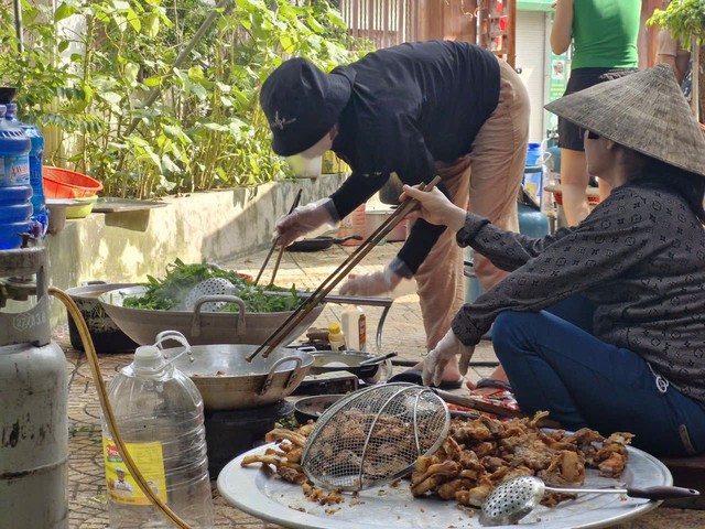 Hàng nghìn suất cơm 0 đồng được gửi tới nơi bà con đang bị ngập lụt tại Hà Nam- Ảnh 9.