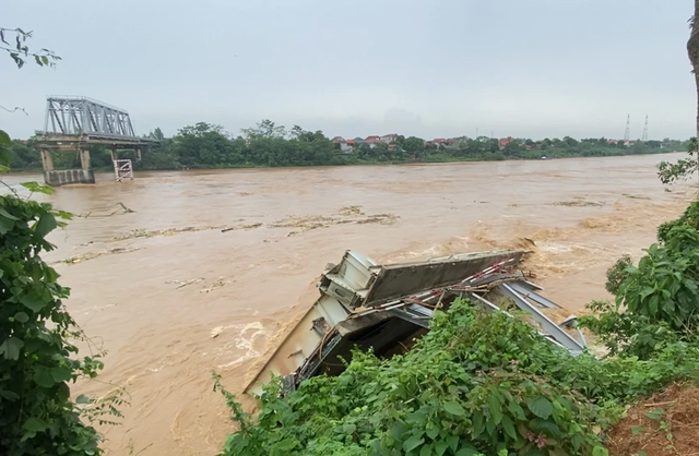 Tiếp tục phát hiện thi thể trên sông Hồng nghi là nạn nhân sập cầu Phong Châu - Ảnh 1.