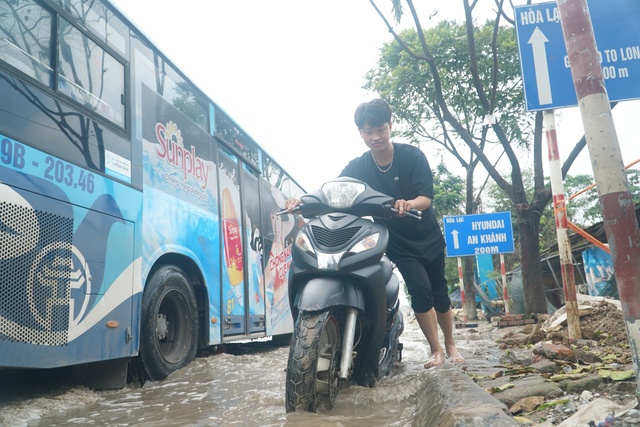 Đoạn đường gom Đại lộ Thăng Long bị ngập trong nước, người dân di chuyển chật vật- Ảnh 5.