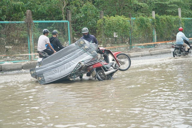 Đoạn đường gom Đại lộ Thăng Long bị ngập trong nước, người dân di chuyển chật vật- Ảnh 4.