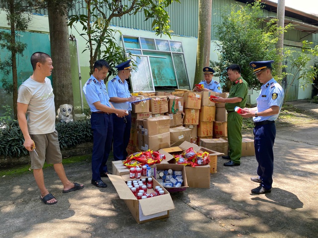 Trước thềm Tết Trung thu, tiểu thương công khai bốc xếp vận chuyển hàng ngàn bánh kẹo, táo đỏ nhập lậu- Ảnh 2.