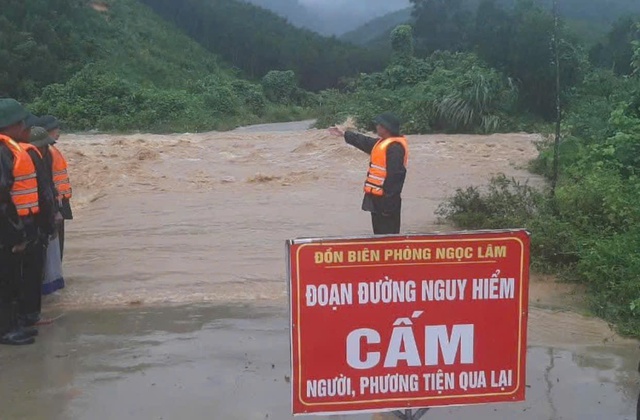 Mưa lớn dồn dập, nước lũ nhấn chìm nhiều cầu tràn ở huyện miền núi Nghệ An - Ảnh 1.