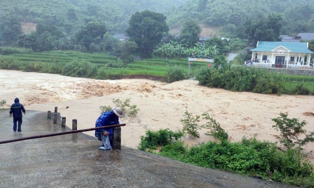 Xã biên giới Mường Lát sơ tán khẩn cấp hàng chục hộ dân- Ảnh 1.