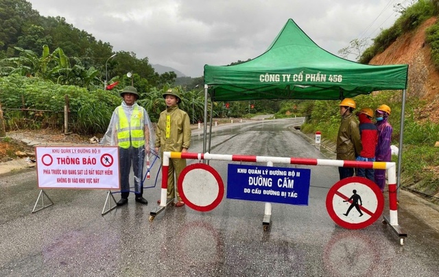 Hàng nghìn học sinh nghỉ học, đường lên cửa khẩu sạt lở do mưa lớn- Ảnh 2.