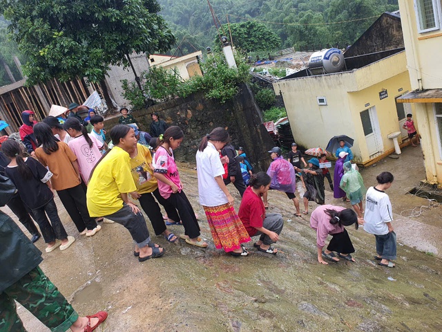 Thanh Hóa: Đóng cửa khu ký túc xá, di dời khẩn cấp 214 học sinh do đất đá sạt lở- Ảnh 6.