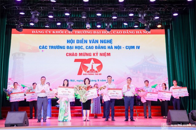 Đại học Công nghiệp Hà Nội xuất sắc đạt giải Nhất hội diễn nghệ thuật chào mừng kỷ niệm 70 năm Giải phóng Thủ đô (10/10/1954 - 10/10/2024)- Ảnh 5.