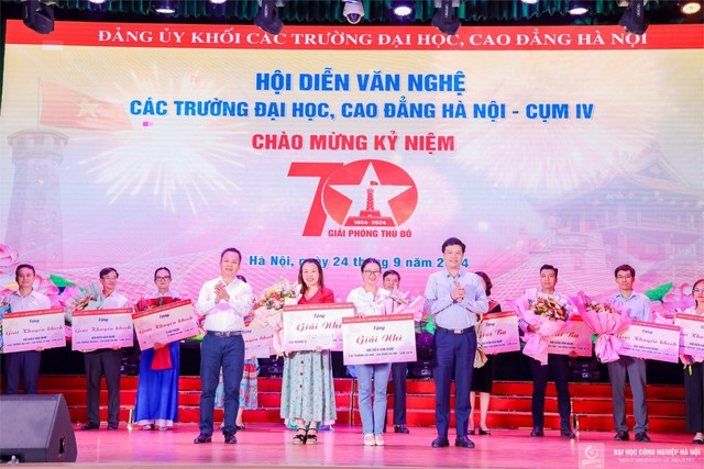 Đại học Công nghiệp Hà Nội xuất sắc đạt giải Nhất hội diễn nghệ thuật chào mừng kỷ niệm 70 năm Giải phóng Thủ đô (10/10/1954 - 10/10/2024)- Ảnh 4.