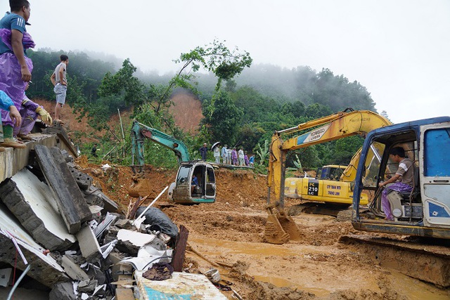 Lực lượng chức năng đội mưa tìm kiếm người mất tích trong vụ sạt lở ở Hà Giang - Ảnh 1.