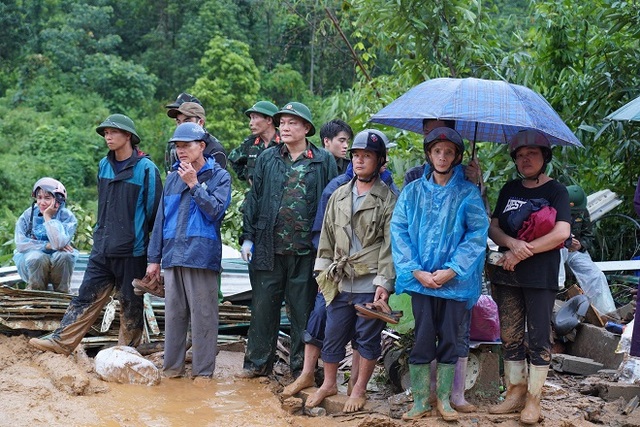 Lực lượng chức năng đội mưa tìm kiếm người mất tích trong vụ sạt lở ở Hà Giang - Ảnh 2.