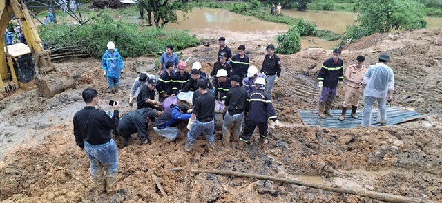 Lực lượng chức năng đội mưa tìm kiếm người mất tích trong vụ sạt lở ở Hà Giang - Ảnh 3.