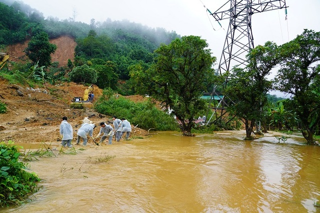 Lực lượng chức năng đội mưa tìm kiếm người mất tích trong vụ sạt lở ở Hà Giang - Ảnh 4.