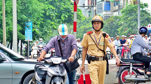 Mức phạt mới nhất với xe máy thiếu còi, đèn, gương, người tham gia giao thông nên biết - Ảnh 2.