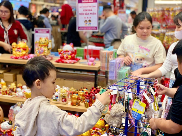 Người dân đổ về chật kín các khu trung tâm thương mại lớn ngày tết Dương lịch - Ảnh 12.