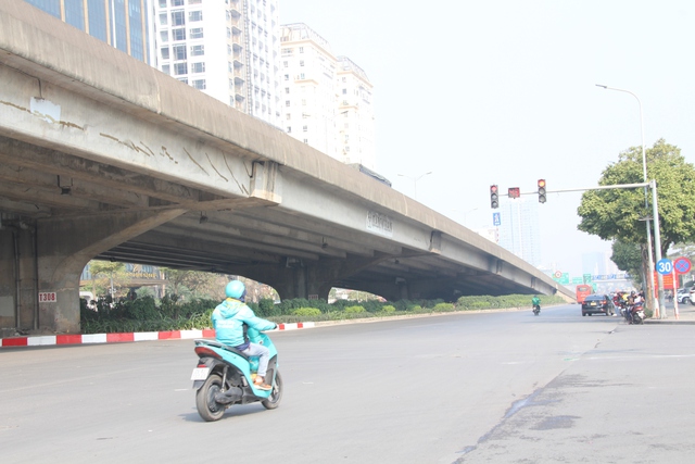 Mực phạt khi vượt đèn đỏ tăng cao nhưng nhiều trường hợp ở Hà Nội vẫn vi phạm - Ảnh 15.