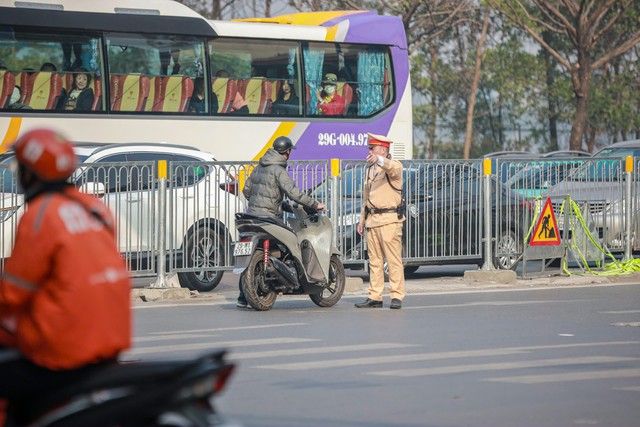 Mực phạt khi vượt đèn đỏ tăng cao nhưng nhiều trường hợp ở Hà Nội vẫn vi phạm - Ảnh 2.