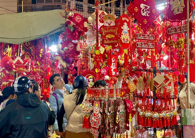 Hàng trang trí Tết ngập tràn thị trường, đỏ rực phố phường chuẩn bị đón xuân - Ảnh 16.