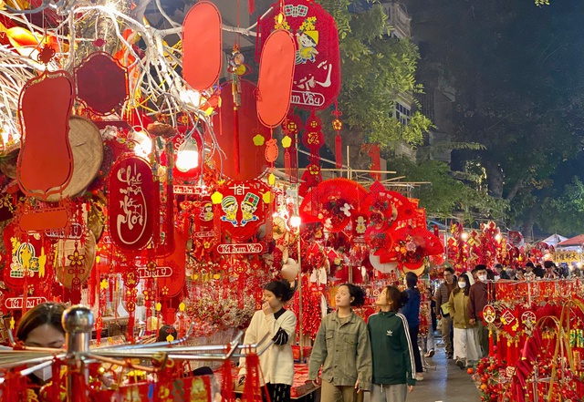 Hàng trang trí Tết ngập tràn thị trường, đỏ rực phố phường chuẩn bị đón xuân - Ảnh 1.