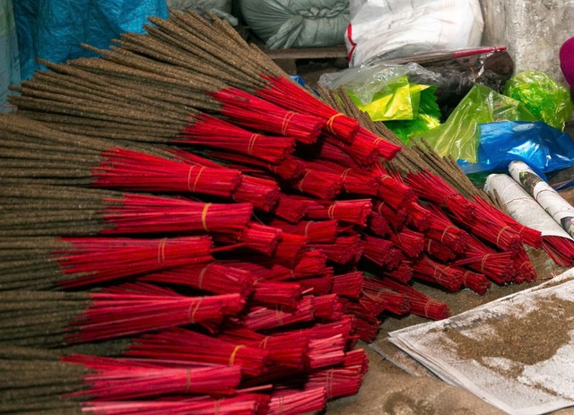 L&agrave;ng l&agrave;m hương truyền thống bất bật những ng&agrave;y cận Tết 2026 - Ảnh 8.