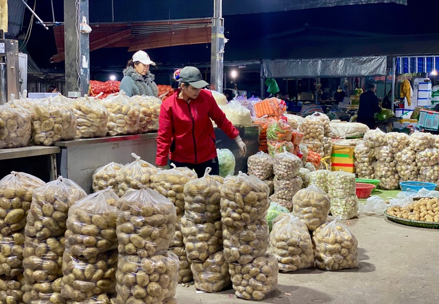 Chợ đầu mối nông sản đa dạng các mặt hàng phục vụ người dân ngày đầu năm mới 2025- Ảnh 12.