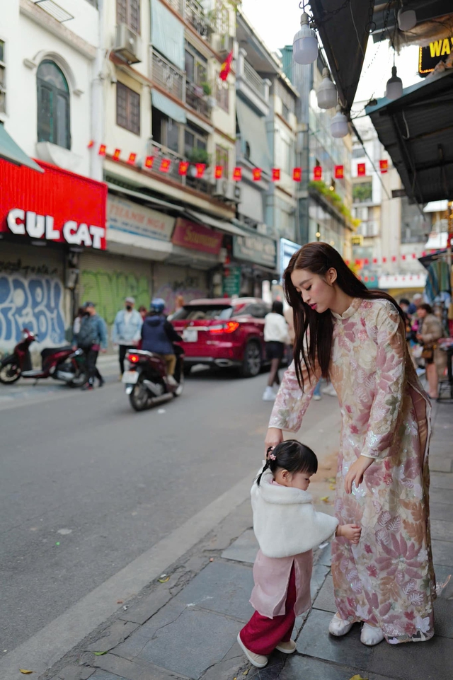 Biểu cảm đáng yêu của con gái Hoa hậu Đỗ Mỹ Linh đi chơi Tết - Ảnh 5.