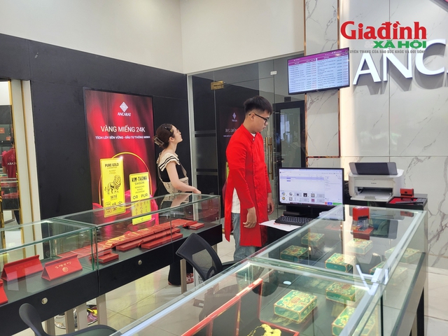 Giá bạc 1 / 10 tăng cao , người dân chuyển sang tích sản thay vàng - Ảnh 2.