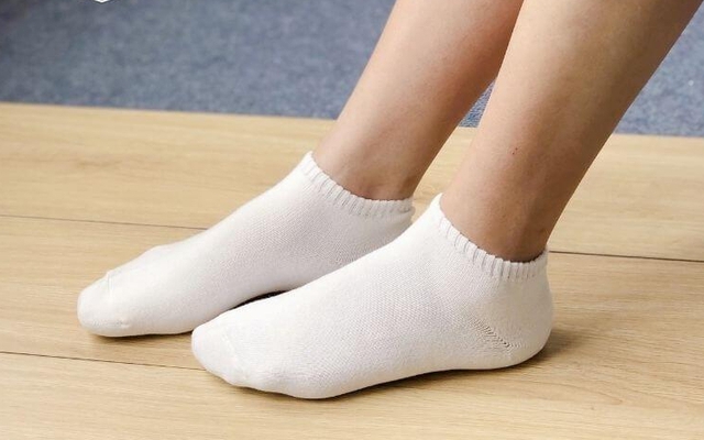 Người bệnh đau xương khớp dễ bị tái phát trong những ngày mưa bão: 4 cách phòng tránh an toàn, hiệu quả - Ảnh 2.