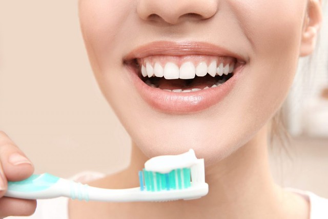 Bật mí cách giúp giữ cho răng trắng đẹp - Ảnh 1.
