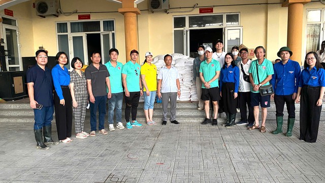 Câu lạc bộ V - Stars và vòng tay nhân ái hỗ trợ vùng lũ Thái Nguyên - Ảnh 1.