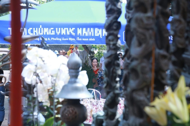 Lễ hội đền Trần 2025 tại Nam Định thu hút đông đảo du khách và người dân - Ảnh 9.