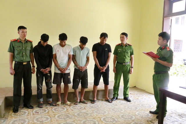 Bắt nhóm 4 đối tượng lợi dụng người dân chạy lũ để trộm cắp tài sản - Ảnh 1.