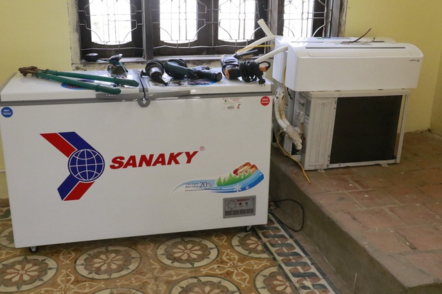 Bắt nhóm 4 đối tượng lợi dụng người dân chạy lũ để trộm cắp tài sản - Ảnh 2.