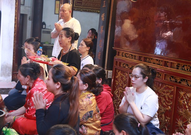Lễ hội đền Trần 2025 tại Nam Định thu hút đông đảo du khách và người dân - Ảnh 7.
