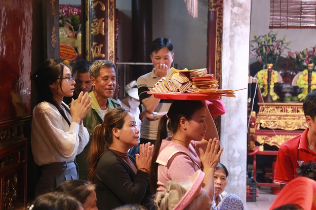 Lễ hội đền Trần 2025 tại Nam Định thu hút đông đảo du khách và người dân - Ảnh 8.