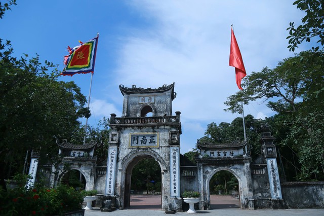 Lễ hội đền Trần 2025 tại Nam Định thu hút đông đảo du khách và người dân - Ảnh 2.