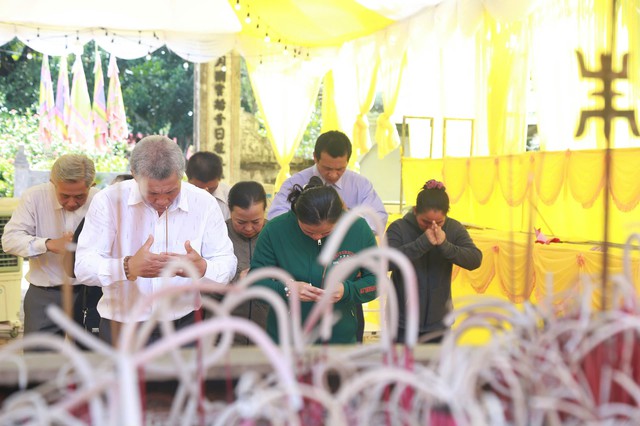 Lễ hội đền Trần 2025 tại Nam Định thu hút đông đảo du khách và người dân - Ảnh 5.