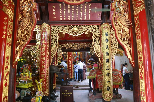 Lễ hội đền Trần 2025 tại Nam Định thu hút đông đảo du khách và người dân - Ảnh 10.