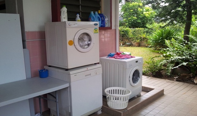 Nguyên nhân và cách khắc phục máy giặt bị rung lắc khi giặt quần áo - Ảnh 1.