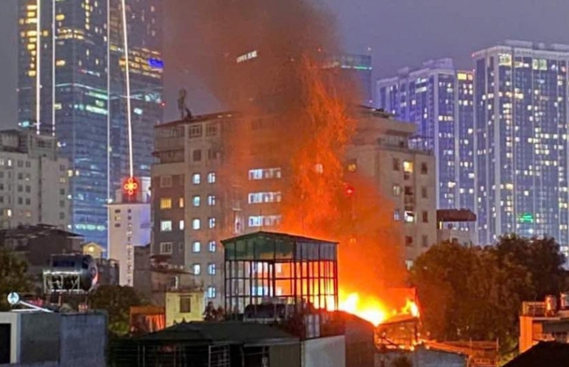 Hai lần đốt rác trên tầng thượng gây cháy lớn tại đường Đê La Thành, 1 đối tượng bị bắt khẩn cấp - Ảnh 2.