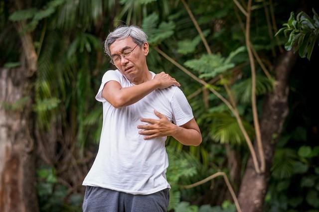 Người cao tuổi bị đau nhức và mất ngủ do thiếu vitamin D cần biết điều này - Ảnh 3.