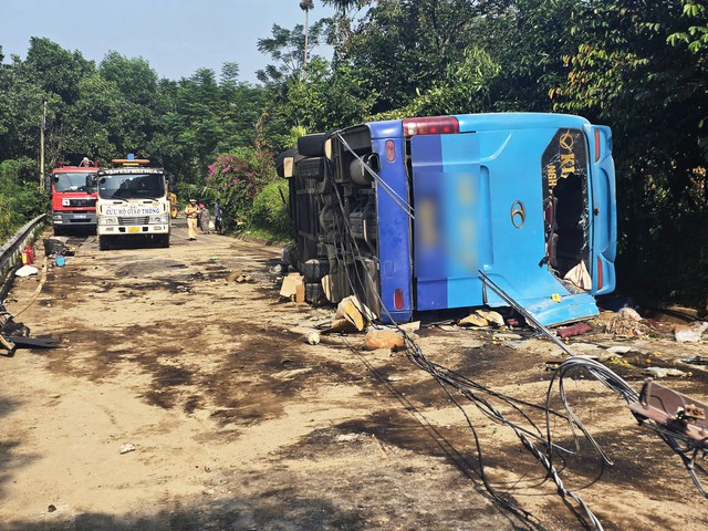 Lào Cai: Lật xe khách tuyến Nghĩa Lộ - Mỹ Đình, nhiều người thương vong - Ảnh 1.