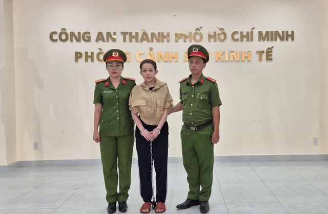 Ngân 98 bị bắt vì sản xuất, buôn bán hàng giả là thực phẩm - Ảnh 1.