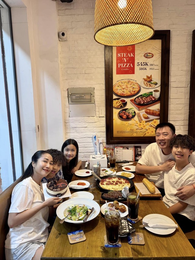 17 năm hôn nhân của vợ chồng Ốc Thanh Vân - Ảnh 8. 17 năm hôn nhân của vợ chồng Ốc Thanh Vân - Ảnh 8.
