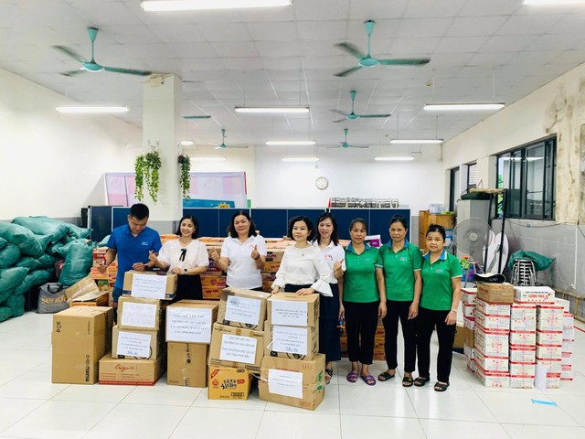 Vòng tay nhân ái của Thầy trò Chu Văn An giúp đỡ vùng lũ Thái Nguyên - Ảnh 3. Vòng tay nhân ái của Thầy trò Chu Văn An giúp đỡ vùng lũ Thái Nguyên - Ảnh 3.