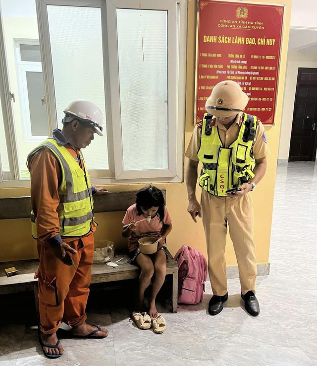 Bé gái 10 tuổi đi lạc vào cao tốc sau khi thăm bà ở bệnh viện - Ảnh 1. Bé gái 10 tuổi đi lạc vào cao tốc sau khi thăm bà ở bệnh viện - Ảnh 1.