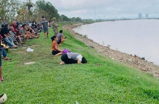 Hé lộ nguyên nhân bố ôm 2 con nhỏ nhảy sông Lam tự tử - Ảnh 2. Hé lộ nguyên nhân bố ôm 2 con nhỏ nhảy sông Lam tự tử - Ảnh 2.