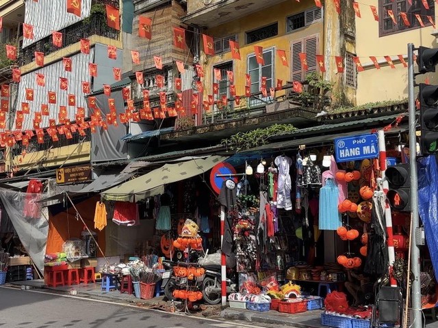 Phố Hàng Mã nhộn nhịp 'thay màu' sau Trung thu, sẵn sàng đón Halloween - Ảnh 1.